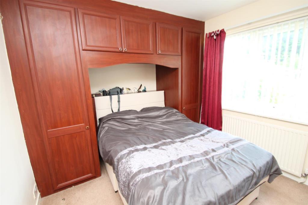 Lot: 49 - WELL PRESENTED SEMI-DETACHED HOUSE - Main bedroom with fitted cupboards